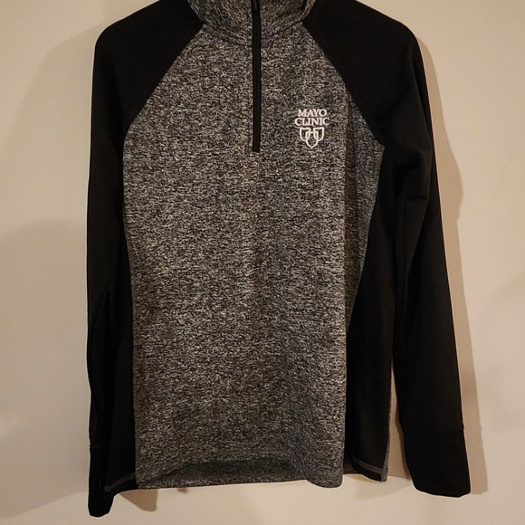 Mayo Clinic Long sleeve 1/4 zip Top Heather Grey and Black Large - Picture 2 of 9